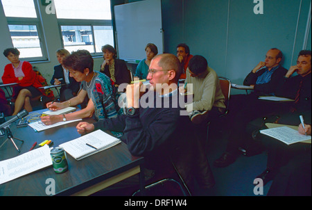 Paris, France, foule moyenne, militants et scientifiques du SIDA réunis au Bureau de l'Organisation scientifique gouvernementale du SIDA, ANRS, (Didier Lestrade, Act Up Paris), français dans le SIDA Banque D'Images