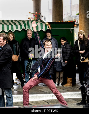 Un artiste de rue effectuant à Covent Garden. Banque D'Images