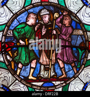 Une cocarde dans la cathédrale médiévale du vitrail représente le martyre de saint Thomas A'Beckett. Banque D'Images