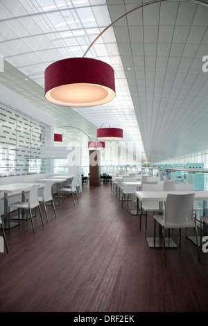 La conception architecturale dans un hall de l'aéroport restaurant à l'aéroport de Barcelone Banque D'Images