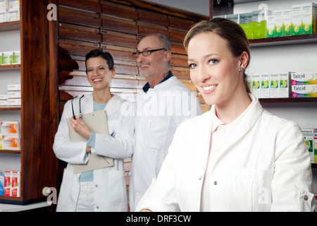 Female Pharmacist, Portrait, de l'équipe en arrière-plan, Munich, Bavière, Allemagne Banque D'Images