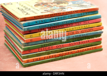 Sélection de bien lire les livres Ladybird datant des années 1950 & 1960 maintenant célébrer leur 60e anniversaire Banque D'Images