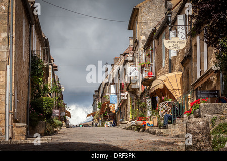 Domme, Dordogne, France, Europe. Vieille rue traditionnelle avec des bâtiments en pierre et de boutiques locales. Banque D'Images