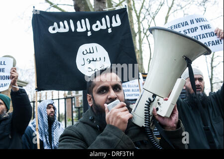 Londres, Royaume-Uni. 24 janvier 2014. Un manifestant s'adresse aux participants à l'extérieur de la mosquée de Regent's Park. Credit : Piero Cruciatti/Alamy Live News Banque D'Images