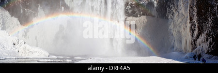À arc-en-ciel cascade Skogafoss, Islande, région polaire Banque D'Images