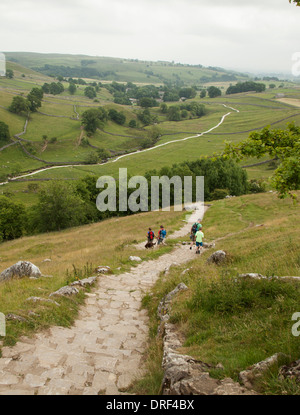 Les promeneurs sur escalier à Malham Cove Yorkshire UK Banque D'Images