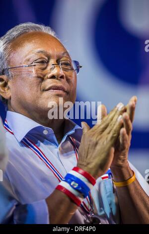 Bangkok, Thaïlande. 24 Jan, 2014. SUTHEP THAUGSUBAN sur scène à l'arrêt Bangkok Pathum Wan site. Bangkok arrêt dure pendant 12 jours sans résolution en vue. Suthep, le chef de la manifestations anti-gouvernementales et le Comité de la réforme démocratique (PDRC), l'organisation des manifestations, est toujours exigeant le gouvernement intérimaire du premier ministre Yingluck Shinawatra démissionner, le PM dit qu'elle ne pas démissionner et a l'intention d'aller de l'avant avec l'élection. Crédit : Jack Kurtz/ZUMAPRESS.com/Alamy Live News Banque D'Images