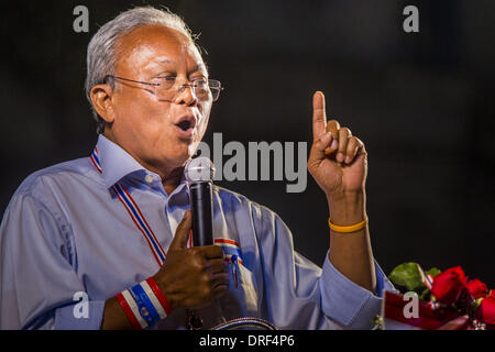 Bangkok, Thaïlande. 24 Jan, 2014. SUTHEP THAUGSUBAN parle sur scène à l'arrêt Bangkok Pathum Wan site. Bangkok arrêt dure pendant 12 jours sans résolution en vue. Suthep, le chef de la manifestations anti-gouvernementales et le Comité de la réforme démocratique (PDRC), l'organisation des manifestations, est toujours exigeant le gouvernement intérimaire du premier ministre Yingluck Shinawatra démissionner, le PM dit qu'elle ne pas démissionner et a l'intention d'aller de l'avant avec l'élection. Crédit : Jack Kurtz/ZUMAPRESS.com/Alamy Live News Banque D'Images