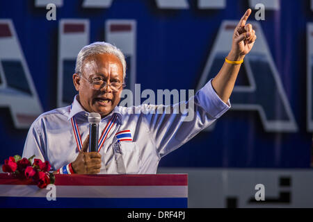 Bangkok, Thaïlande. 24 Jan, 2014. SUTHEP THAUGSUBAN parle sur scène à l'arrêt Bangkok Pathum Wan site. Bangkok arrêt dure pendant 12 jours sans résolution en vue. Suthep, le chef de la manifestations anti-gouvernementales et le Comité de la réforme démocratique (PDRC), l'organisation des manifestations, est toujours exigeant le gouvernement intérimaire du premier ministre Yingluck Shinawatra démissionner, le PM dit qu'elle ne pas démissionner et a l'intention d'aller de l'avant avec l'élection. Crédit : Jack Kurtz/ZUMAPRESS.com/Alamy Live News Banque D'Images