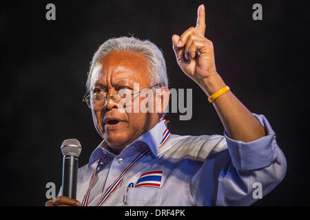 Bangkok, Thaïlande. 24 Jan, 2014. SUTHEP THAUGSUBAN parle sur scène à l'arrêt Bangkok Pathum Wan site. Bangkok arrêt dure pendant 12 jours sans résolution en vue. Suthep, le chef de la manifestations anti-gouvernementales et le Comité de la réforme démocratique (PDRC), l'organisation des manifestations, est toujours exigeant le gouvernement intérimaire du premier ministre Yingluck Shinawatra démissionner, le PM dit qu'elle ne pas démissionner et a l'intention d'aller de l'avant avec l'élection. Crédit : Jack Kurtz/ZUMAPRESS.com/Alamy Live News Banque D'Images