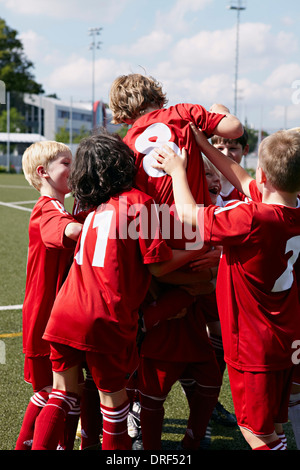 Groupe de garçons à la formation du football, ils applaudissent, Munich, Bavière, Allemagne Banque D'Images