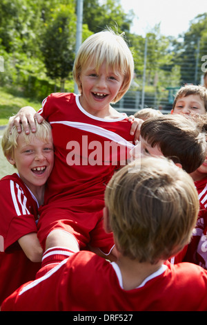 Groupe de garçons à la formation du football, ils applaudissent, Munich, Bavière, Allemagne Banque D'Images