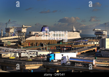 Une vue générale des quais de l'Est, Port de Douvres Ferry Terminal avec un ferry au port et les camions d'attente et le débarquement Banque D'Images