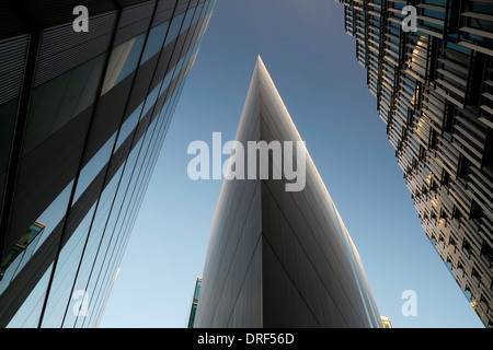 Immeuble de bureaux modernes contre le ciel bleu, du quartier financier, Londres Banque D'Images