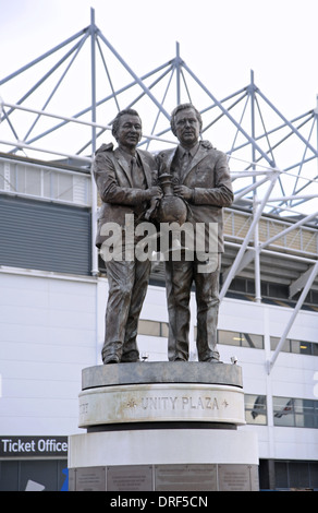 La Brian Clough et Peter Taylor statue au récemment renommé Stade iPro au Derby County Football Club Banque D'Images