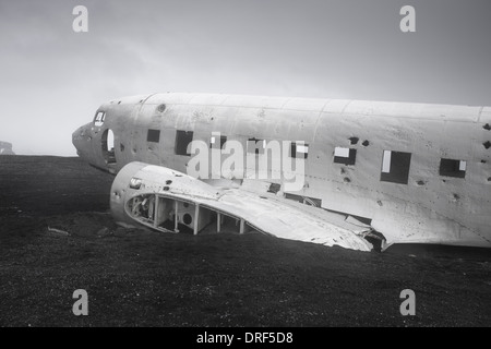 US Navy s'est écrasé a atterri sur DC-3 de sable volcanique noir, de l'Islande Banque D'Images