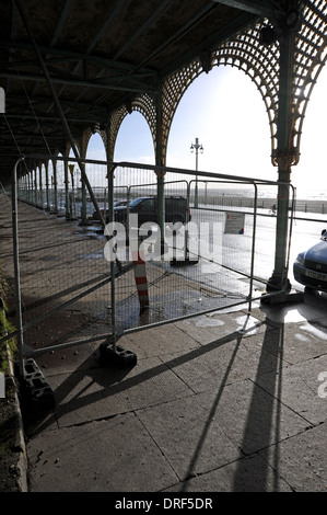 La terrasse de Madère arcs qui ont besoin de réparation le long de front de mer de Brighton et fermé au public Banque D'Images