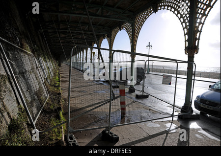 La terrasse de Madère arcs qui ont besoin de réparation le long de front de mer de Brighton et fermé au public Banque D'Images