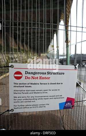 La terrasse de Madère arcs qui ont besoin de réparation le long de front de mer de Brighton et fermé au public Banque D'Images