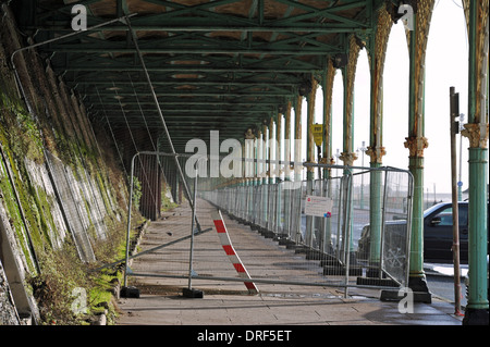 La terrasse de Madère arcs qui ont besoin de réparation le long de front de mer de Brighton et fermé au public Banque D'Images