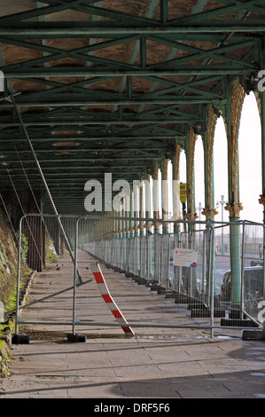 La terrasse de Madère arcs qui ont besoin de réparation le long de front de mer de Brighton et fermé au public Banque D'Images