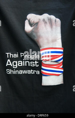 Bangkok, Thaïlande. 24 janvier, 2014. "Les Thaïlandais contre Shinawatra' T-shirt design. Au jour 12 de 'SHUTDOWN' Bangkok, le 3e jour du gouvernement thaïlandais de 60 jours de l'état d'urgence à Bangkok est en proie avec des troubles politiques. Après presque 3 mois de protester, il y a encore des dizaines de milliers de manifestants dans les rues de Bangkok pour réclamer la démission du Premier Ministre thaïlandais Yingluck Shinawatra. 'SHUTDOWN' Bangkok est organisée par le Comité de réforme démocratique du peuple (PDRC). Credit : Kraig Lieb / Alamy Live News Banque D'Images
