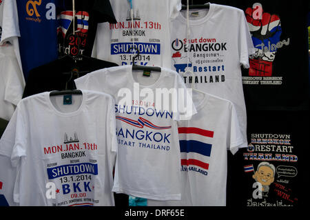 Bangkok, Thaïlande. Jan. 24th, 2014. Un collage de T-shirts « Shutdown Bangkok, Restart Thailand » dans une boutique pop-up. Le 12e jour de la « fermeture de Bangkok », les thaïlandais ont transformé les manifestations en marché aux puces. Après près de 3 mois de protestation, il y a encore des dizaines de milliers de manifestants dans les rues de Bangkok exigeant la démission du premier ministre thaïlandais Yingluck Shinawatra. "Shutdown Bangkok" est organisé par le Comité populaire pour la réforme démocratique (PDRC). Crédit : Kraig Lieb / Alamy Live News Banque D'Images