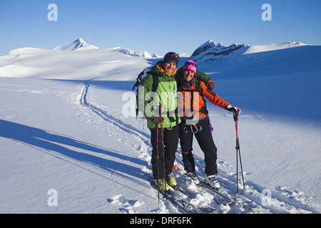 Alberta Canada. Deux skieurs sur les Rocheuses Traverse Wapta, Canada Banque D'Images
