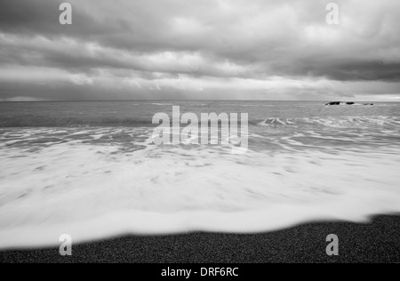 Coffrage des vagues sur la ligne de côte de Durdle Door sur la côte jurassique de Lulworth, dans le Dorset, près de l'Angleterre sur un jour d'hiver orageux Banque D'Images