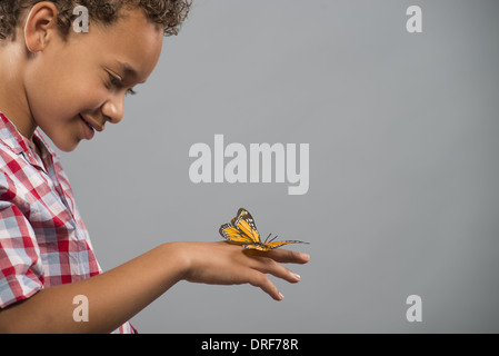 Utah USA enfant avec papillon sur part garder encore très Banque D'Images