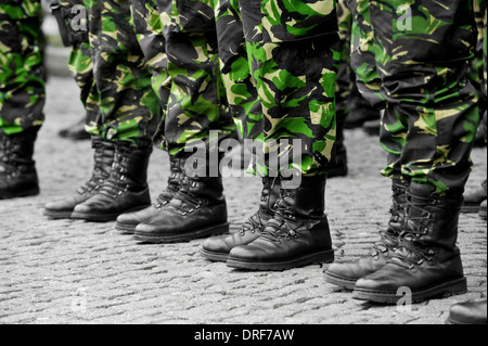 Des soldats en uniforme militaire camouflage en position de repos Banque D'Images