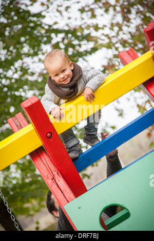 Tout-petit grimpant sur Jungle gym, Osijek, Croatie Banque D'Images