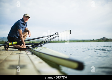 Colorado USA middle-aged man on jetty la préparation de bateau à rames Banque D'Images