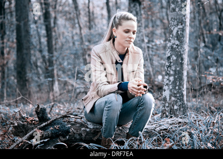 Jeune femme se trouve dans une forêt en automne, Osijek, Croatie Banque D'Images