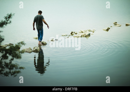 Colorado USA homme marchant pieds nus dans des tremplins lake Banque D'Images