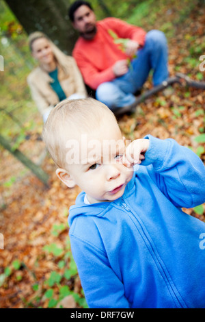 Enfant en pleurs, des parents regardant en arrière-plan, Osijek, Croatie Banque D'Images