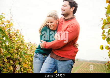 Couple heureux de jouer dans un vignoble, Osijek, Croatie Banque D'Images