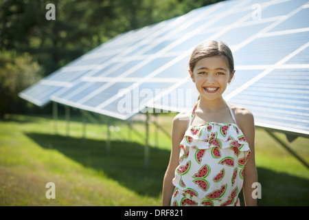 L'état de New York États-Unis d'enfant dans l'air frais aux beaux jours des panneaux solaires Banque D'Images
