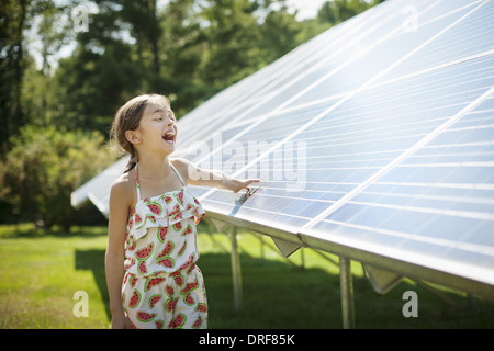 L'état de New York USA enfant sur journée ensoleillée à côté des panneaux solaires USA Banque D'Images