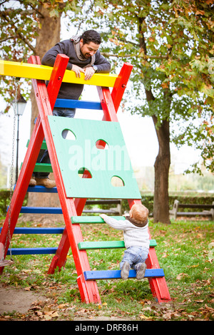 Père et fils jouent ensemble sur Jungle gym, Osijek, Croatie Banque D'Images