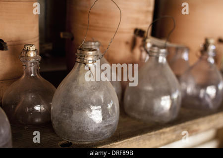 Maryland USA rangée de pots de verre avec butées de grands pots d'argile Banque D'Images