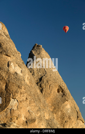 Cheminées de fées et de ballon à air chaud, près de Göreme, Cappadoce, Turquie Banque D'Images