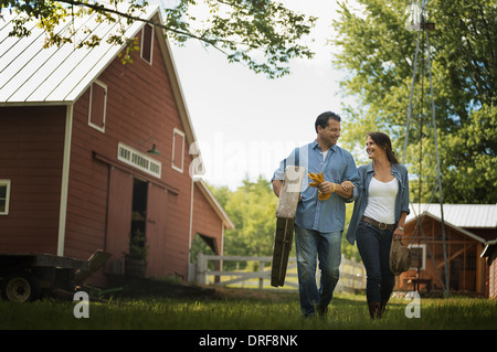 L'état de New York USA deux personnes l'homme et de la femme dans la cour de ferme traditionnelle Banque D'Images