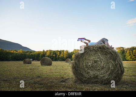 L'état de New York USA hay bales fille assise sur le dessus de la balle Banque D'Images