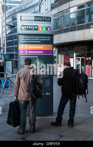 L'approche de la station de métro Panneaux pour  Bus navette, destinations, itinéraires et endroits à Piccadilly, Manchester, UK, Europe, UNION EUROPÉENNE Banque D'Images