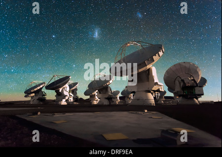 Antennes du Atacama Large Millimeter/submillimeter Array (ALMA), sur le plateau de Chajnantor dans les Andes chiliennes. Banque D'Images