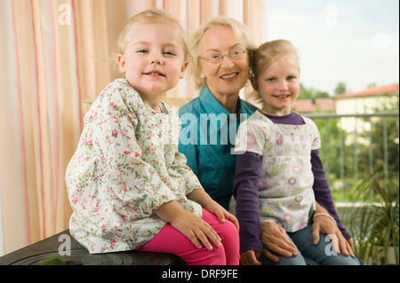 Petits-enfants visiter grand-mère en maison de soins infirmiers, Bavière, Allemagne Banque D'Images