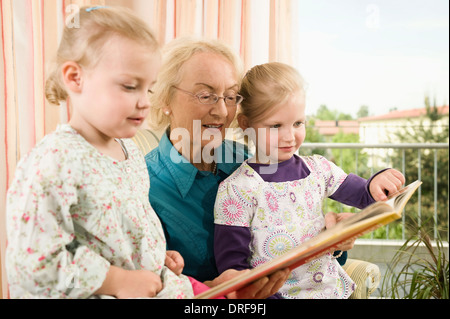 Petits-enfants visiter grand-mère en maison de soins infirmiers, Bavière, Allemagne Banque D'Images