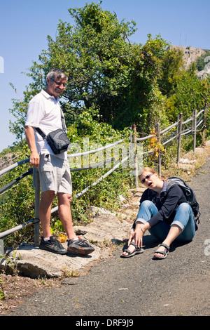 Portrait de touristes fatigués se reposer pendant les gens marcher sur le haut de rocher de Gibraltar. Banque D'Images
