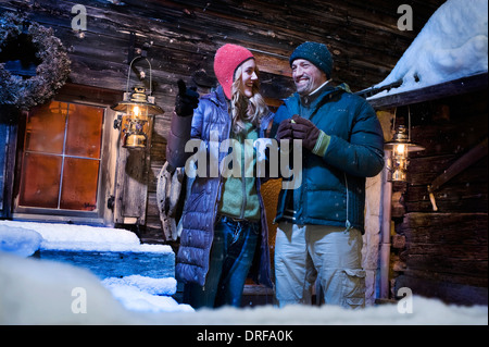 Couple in front of Log Cabin, Tyrol, Autriche, Europe Banque D'Images
